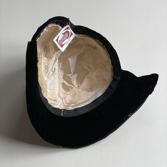 Vintage | Black Velvet Flapper Cloche Hat | O/S - Picture 11 of 15